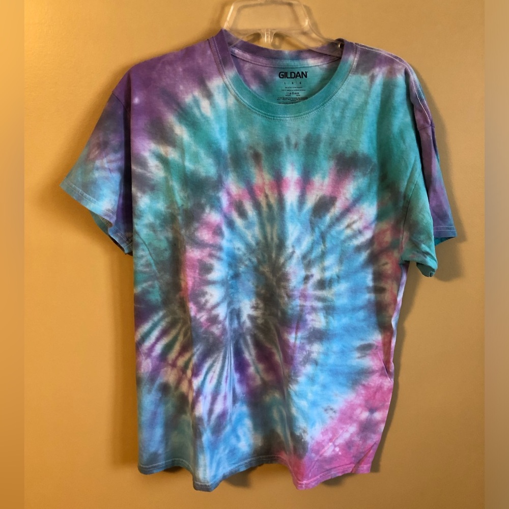 Green Tie Dye Short Sleeve Abstract Spiral Burst Design Gildan T-shirt in Large